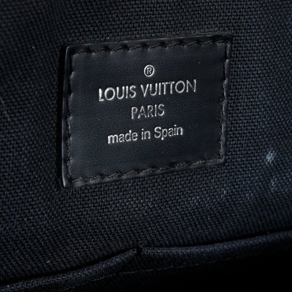 Louis Vuitton Graphite Damier District MM Cross Body Bag - Picture 4 of 13